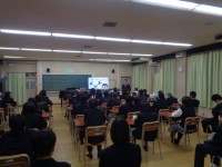 ７年生が話を聞くようす