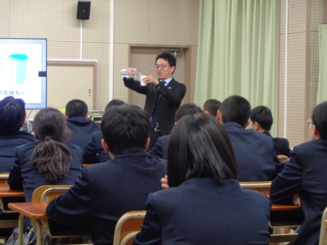 水とコップを使って説明する先生