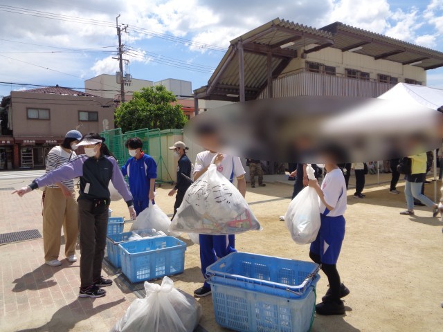 集まったごみの分別