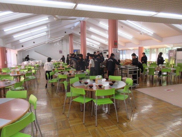 食事係準備