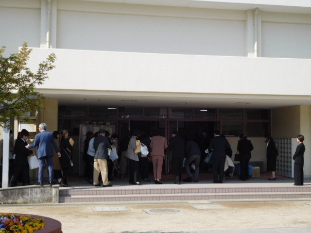 保護者は先に体育館へ