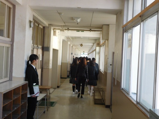 １年生も体育館の入学式へ移動