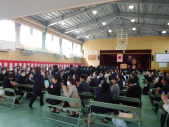 新１年生の入場を保護者の皆さんも喜んでおられます！