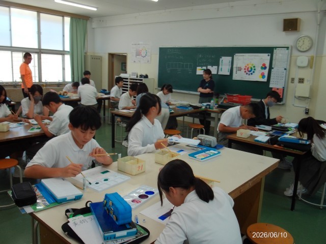 1年2組　美術の授業