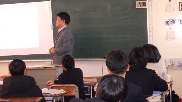 1年生の英語、C-NETの先生の授業です。