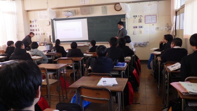 1年生の英語、C-NETの先生の授業です。