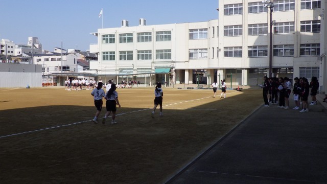 2年生の体育、長距離走です。