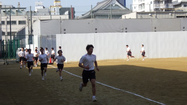 2年生の体育、長距離走です。