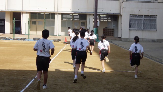 2年生の体育、長距離走です。