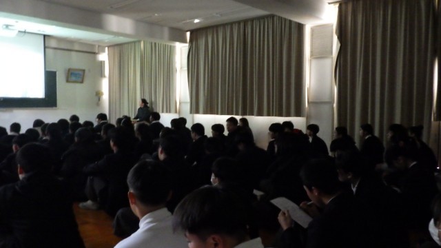 各班の発表を静かに聞いています