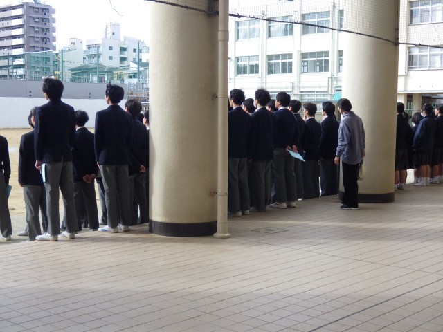 運動場で歌の練習