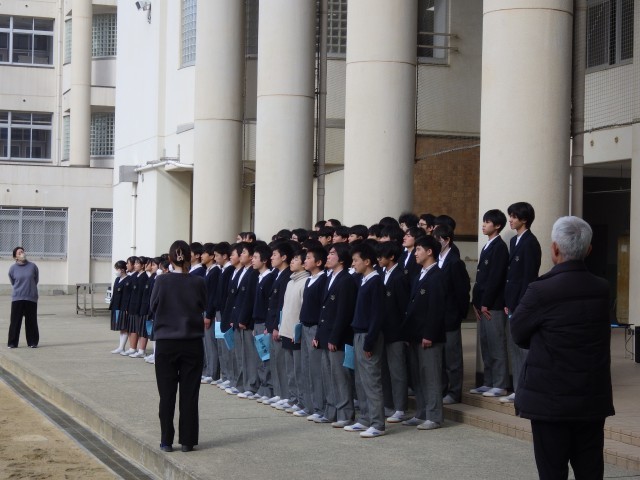 運動場で歌の練習