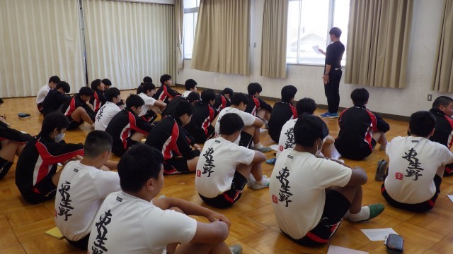 多目的室で男子