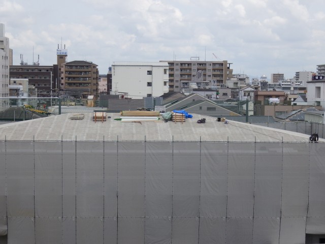 屋根が葺かれています