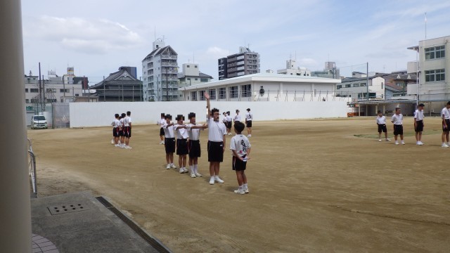 男子集団行動