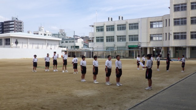 男子集団行動