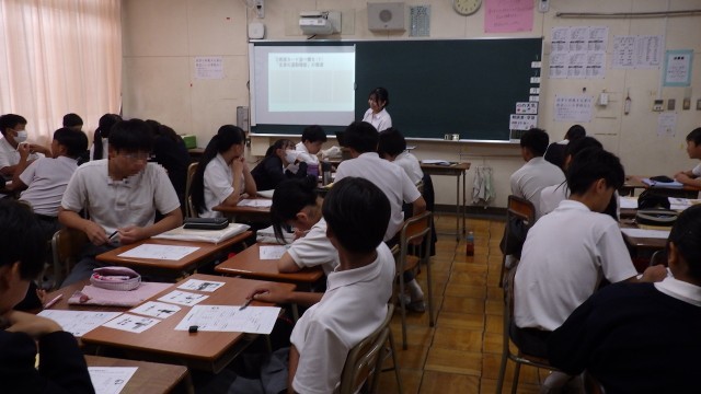 ２年家庭科、教育実習の先生の授業