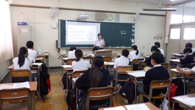 1年生家庭科　教育実習の先生の研究授業