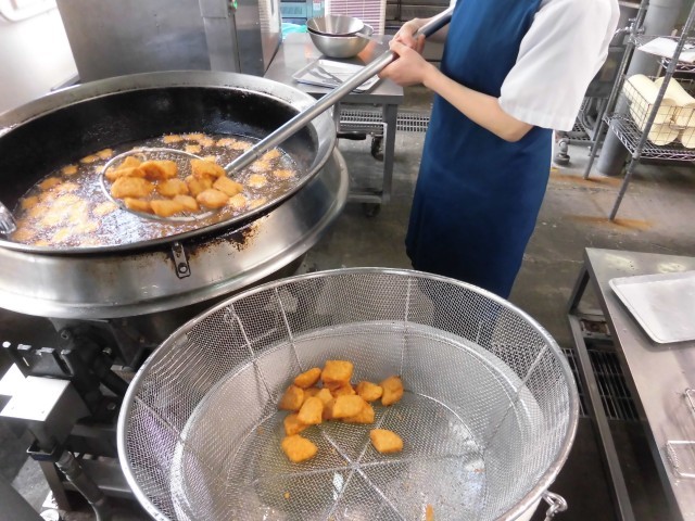 揚げたてのカツ