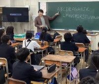 アルファベットの発音から授業スタート