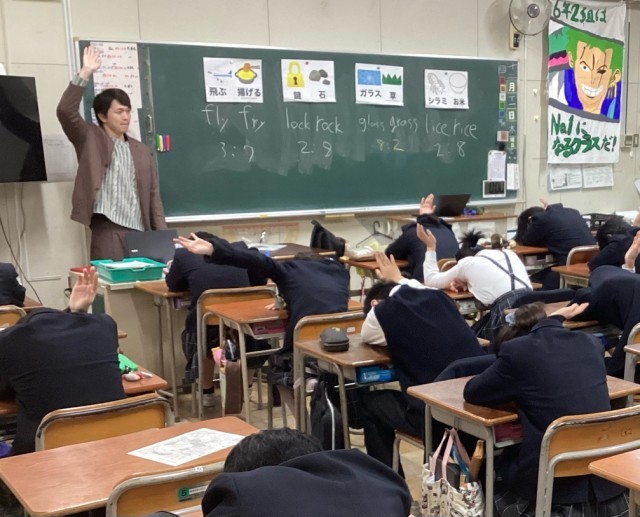 机に伏せLとRを聞き分けようとする子どもたち