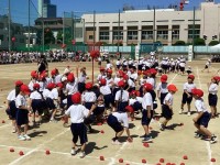 １年団体競技「いくみらやで　ダンシング玉入れ」