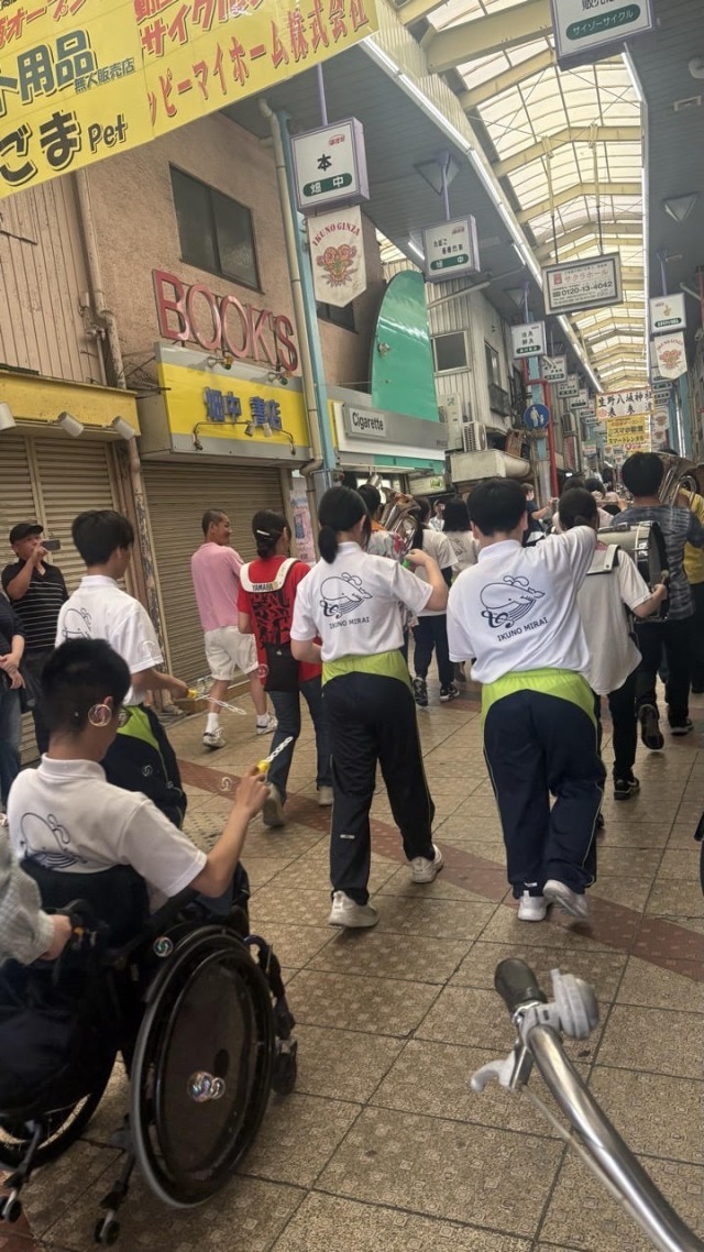 道行く人からの応援に手を振って応えます