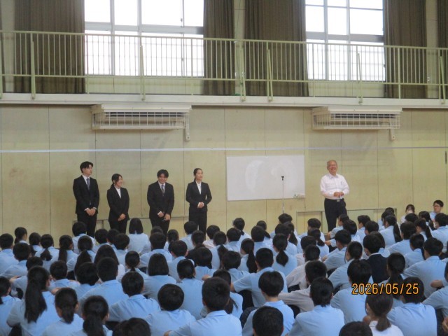 全校集会で自己紹介をしました
