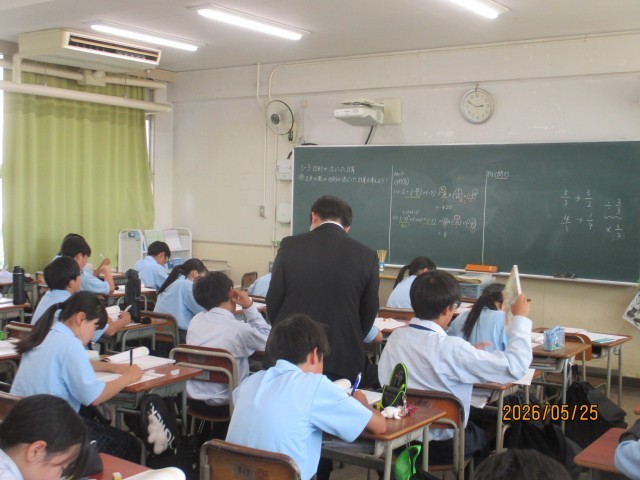 授業に入って、生徒の様子を見ています