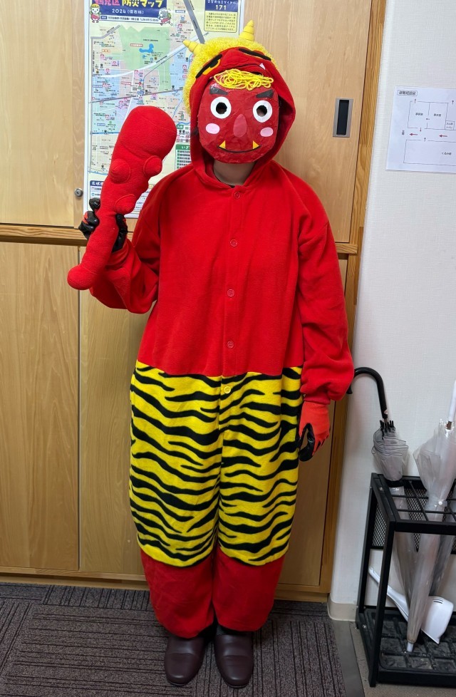 鬼役を演じた本校教員（全身）