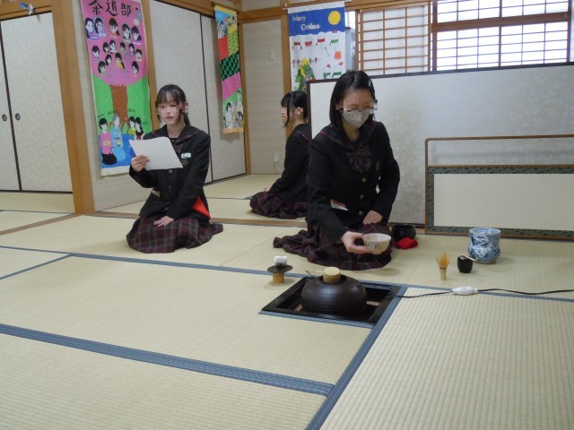 お茶を点てています