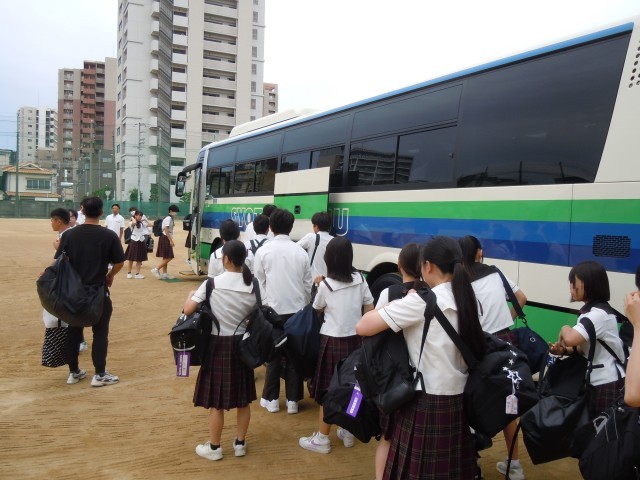 バスに乗り込みます