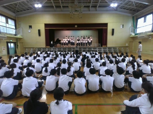 学年合唱の様子