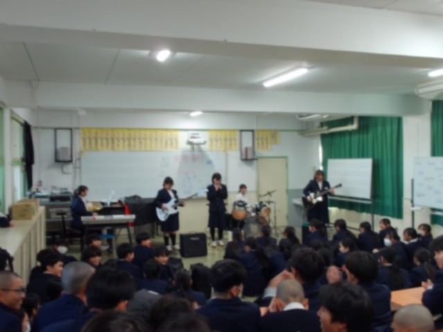 バンド演奏「ヒロイン」