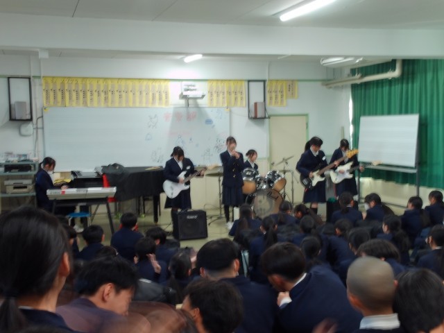 バンド演奏「おやすみ泣き声、さよなら歌姫」