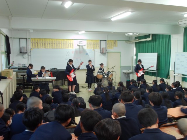 バンド演奏「ロマンスがありあまる」