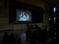 嵯峨根さんの講話を聴く生徒の様子