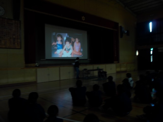 嵯峨根さんの講話を聴く生徒の様子