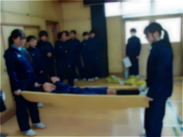 応急担架を作る様子