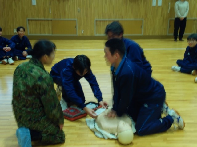 心肺蘇生法を行う様子