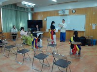 修了証書を受け取る様子