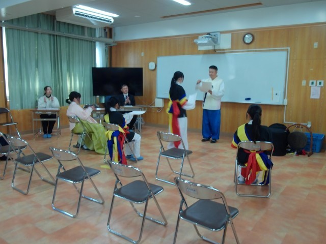 修了証書を受け取る様子