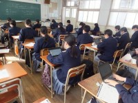 端末を使ってアンケートに答えています