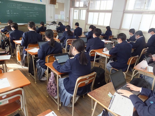 端末を使ってアンケートに答えています