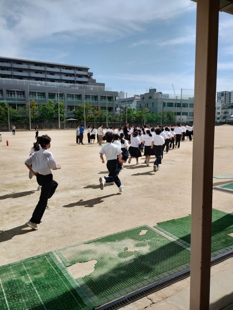 一生懸命に避難する様子