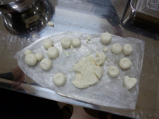 生地を丸めます。