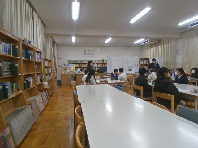 図書室で国語の授業