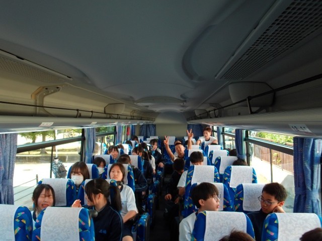 行きのバスの車内